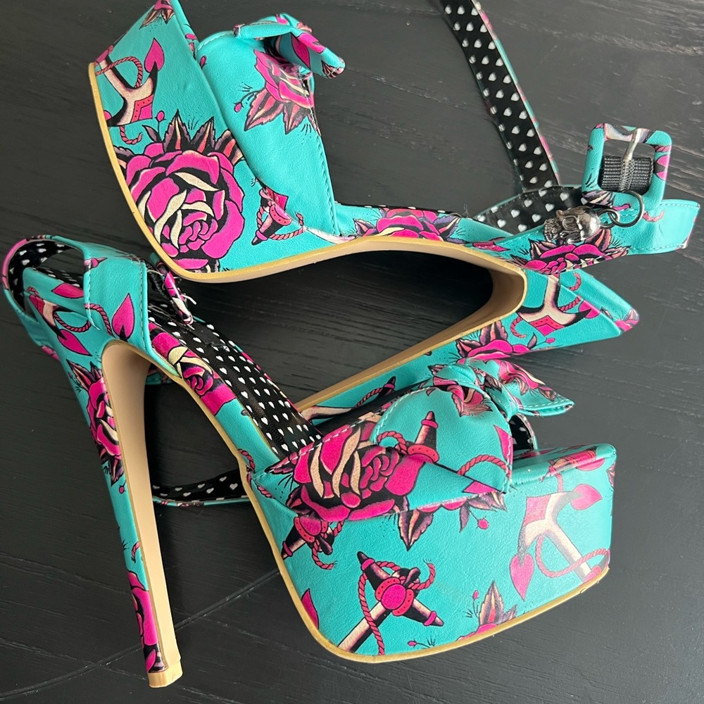 Pin-up tattoo designed open toe high heels